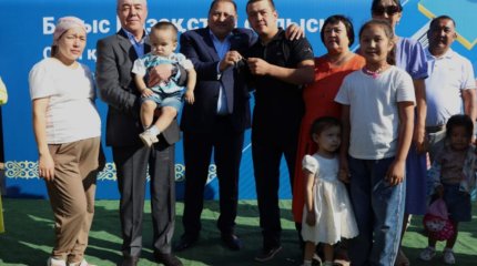 Оралда су тасқынынан зардап шеккен 375 отбасыға баспана кілті табысталды