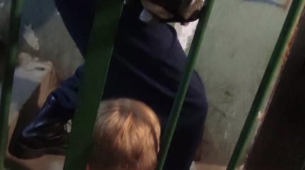 Застрявшего головой в перилах мальчика спасли в Экибастузе