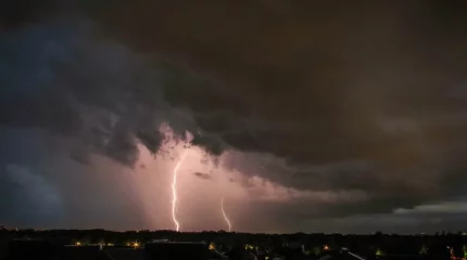 Штормовое предупреждение объявлено на большей части Казахстана из-за туманов, гроз и пыльных бурь
