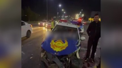 Шымкентте патрульдік полиция полкінің қызметкері мінген қызметтік көліктің қатысуымен жол апаты болды