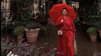 “Ақша ұрлаттық, паспорт жоғалттық, билетіміз күйіп кетті“. Роза Әлқожа саяхаты туралы айтты