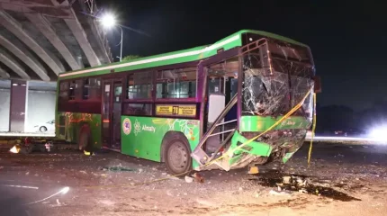 Серьезная авария в Каскелене: пассажирский автобус упал с моста на микроавтобус