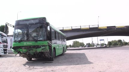 Алматы облысында автобус көпірден ұшып түсіп, өтіп бара жатқан көліктің үстіне құлады