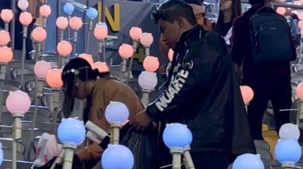 Димаштың елордалық жанкүйерлері концерттен кейін стадионды қоқыстан тазартты