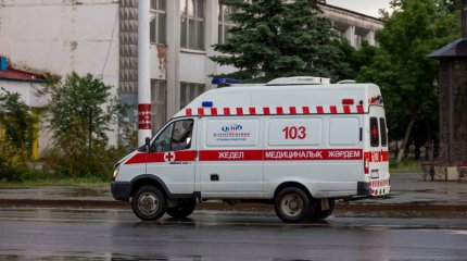 Алматыда жардан құлаған жүк көлігі жер үйді қиратты