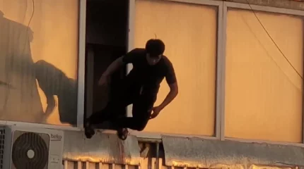 Житель Актау выпрыгнул из окна с ножом в животе