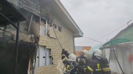 Спасатели предотвратили взрыв двух газовых баллонов в горящем доме в Аксу