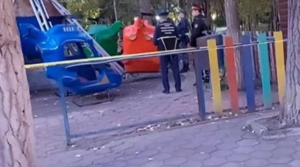 Қарағандыдағы саябақта аттракцион құлап, әйел мен бала зардап шекті