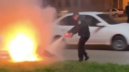 Полицейские Рудного потушили загоревшийся мотоцикл