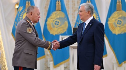 Токаев торжественно вручил «Халық қаһарманы» Сату Токпакбаеву