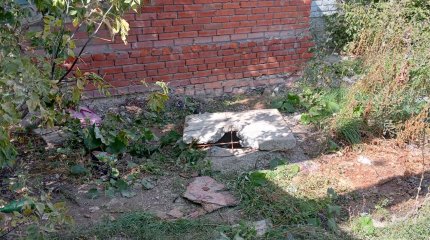 Жительница Аркалыка едва не погибла при падении в канализационный люк