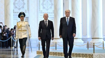 Канцлера Германии торжественно встречают в Акорде