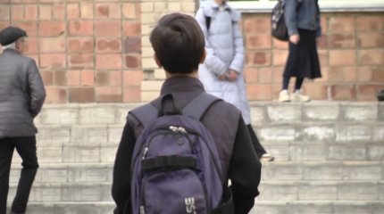 Павлодарда 11 жастағы оқушы 2 бірдей сыныптасын пышақтап тастады