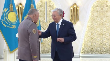 Глава государства вручил  «Халық қаһарманы» ветерану национальной безопасности и обороны Сату Токпакбаеву