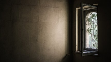 Трехлетний ребёнок выпал из окна пятиэтажного дома в Атырау