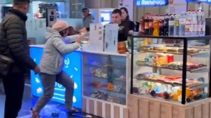Агрессивная женщина устроила погром на столичном вокзале (ВИДЕО)