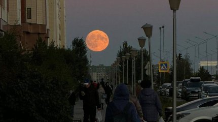 Жители Астаны запечатлели гигантскую Луну на фоне заката