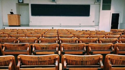 Ақтөбеде ЖОО басшысының әйелі оқуға түсіру үшін талапкерлерден ақша алған