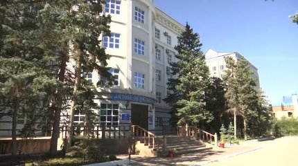 Ақтөбеде университет басшысының әйелі оқуға түсіру үшін талапкерлерден ақша алып отырған