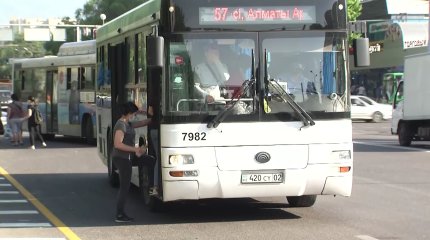 Алматы облысында кондуктор автобустан құлап, қайтыс болды