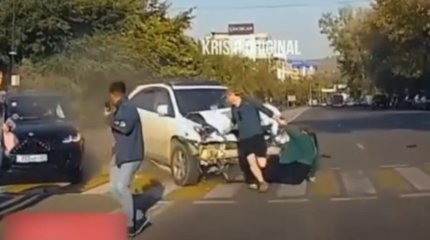 Алматыда жаяу жолдан өтіп бара жатқан қыз бен жігіт көлік астында қалды