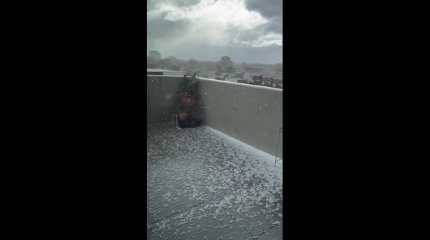 Ливень с градом оставил без электричества тысячи домов в Австралии