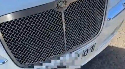 Көлігінің нөмірін қағазбен жауып алған ер адам жүргізуші куәлігінен айырылды