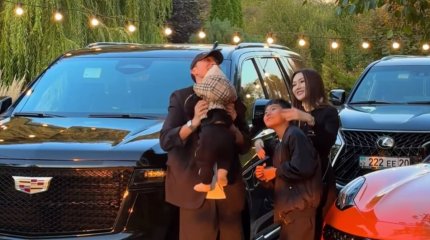 «Әке махаббатын» сезіндірді»: әнші Райм Еркенің тұңғыш ұлына көлік сыйлады