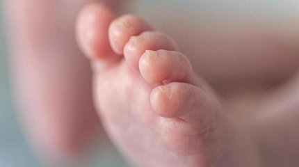 СҚО-да 25 жастағы әйел гаражда босанып, баласын қағаз қорапқа салып кеткен