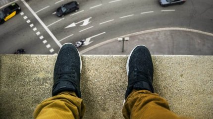 Алматыда тағы бір адам биік үйден құлап, мерт болды