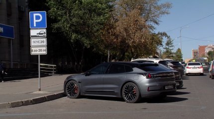 Көлігінің нөмірін қағазбен жауып, жүргізуші куәлігінен айырылды