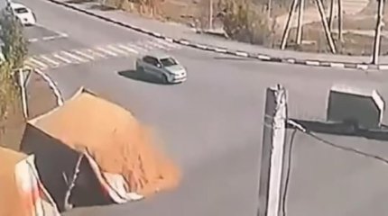 Қостанайда жүргізуші жүк көлігіне тиелген бидайды жолға төгіп алып, апатты жағдай тудырды