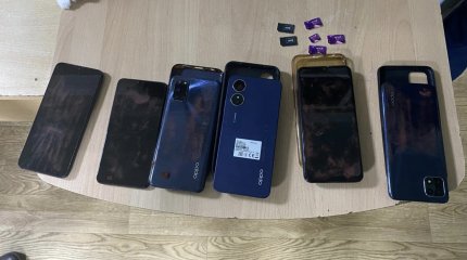 Двух костанайцев поймали на попытке перебросить телефоны в колонию