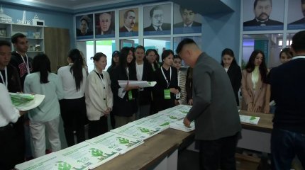 Қарағандыда халықтық штабтың 100-ге тарта жас белсендісі ақпараттық парақшалар таратуда