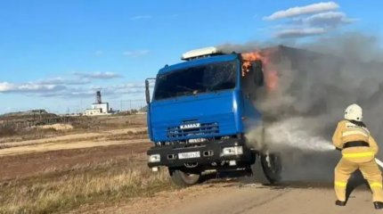 Ақмола облысында тас жолда жүк көлігінің кабинасы отқа оранды