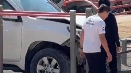 Внедорожник «влетел» в детскую площадку в Жанаозене (ВИДЕО)