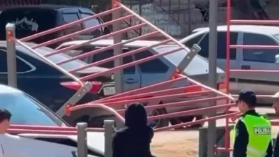 Жаңаөзенде жеңіл көлік балалар ойын алаңын талқандап тастады