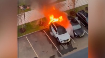 Астанада көпқабатты үйдің ауласында тұрған автокөлік кенеттен жанып кетті