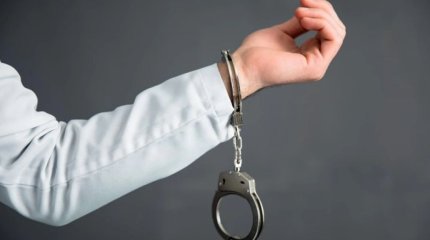 Қазақстанда заңсыз 15 тәулікке қамалған азамат соттан 20 млн теңге талап етті