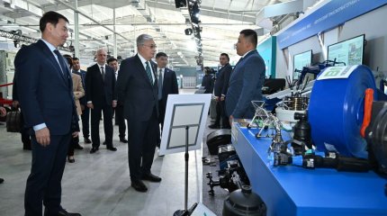 Мемлекет басшысы білім беру мекемелеріне арналған жиһаз шығаратын «Аqniet Holding» өнімдерін көрді