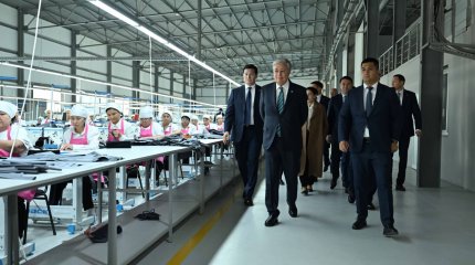 Мемлекет басшысы тігін фабрикасын аралап көрді
