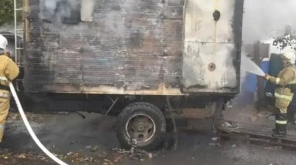 Алматы барахолкасының маңында жүк көлігі өртенді