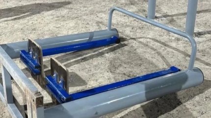 Оралда жаттығу құрылғысы 2 жасар қыздың үстіне құлап кетті