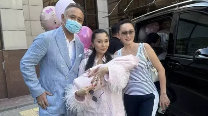 Баян Мақсатқызы жаңа туған қызына ұлттық киім кигізіп, фотосессия жасады