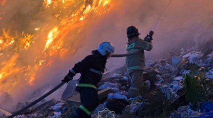 Вторые сутки тушат пожар на полигоне ТБО в Астане