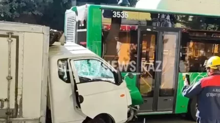 Алматыда жүк көлігі мен автобус соқтығысты: зардап шеккендер бар