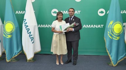 В Павлодарском областном филиале "AMANAT" вручили партийные билеты новым членам