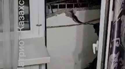 Балкон рухнул в многоэтажке Астаны