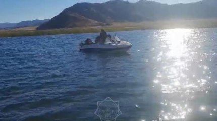 Моторная лодка сломалась у рыбаков в заливе Бухтарминского водохранилища