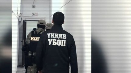 Выдавали себя за силовиков и держали жертву в подвале: задержаны вымогатели